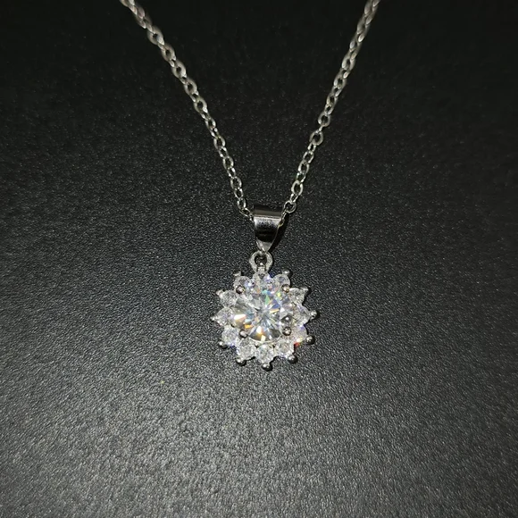 ✨ 1CT Moissanite Snowflake Pendant – S925 Sterling Silver (18”) - Picture 2 of 4